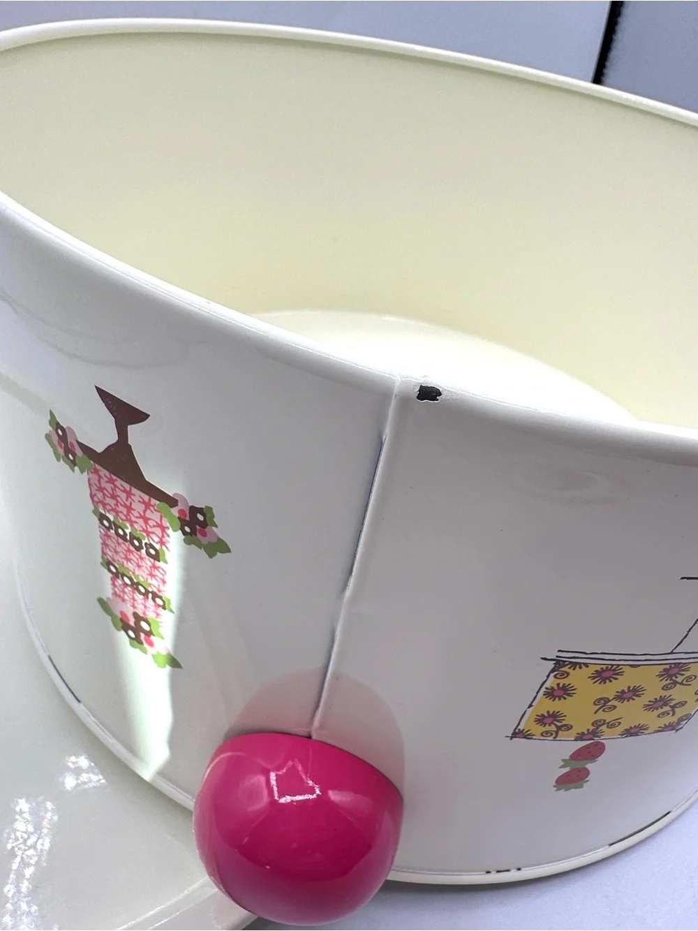 Enamel Tin Cake Saver/ Carrier. Retro Design. 4 pieces.